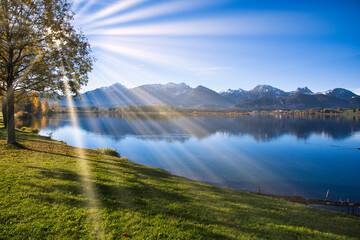 秋のババリア地方の美しい湖水に差し込む太陽光線