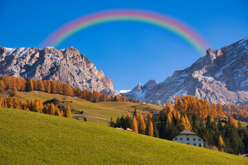 秋のドロミティアルプスにかかる虹