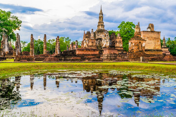 Fototapeta premium Sukhothai Historical Park, Old temple in Thailand.