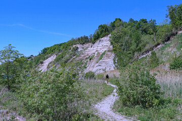 Fototapeta na wymiar Hiking trail beneath the Scarborough Bluffs sand cliffs beside Lake Ontario near Toronto