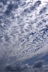 唯一無二の空、太陽と雲の表情