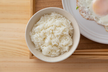 茶碗に盛った白米