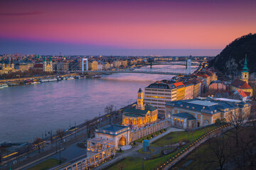 Naklejka premium Beautiful Elisabeth bridge and Pest cityscape at sunset, Budapest, Hungary