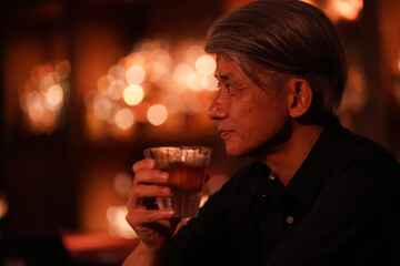 バーでお酒を飲む男性