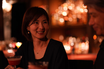 バーでお酒を飲む夫婦