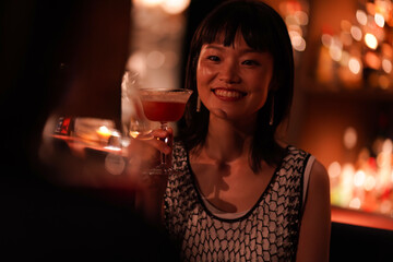 バーでお酒を飲む女性