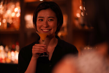 バーでお酒を飲む女性
