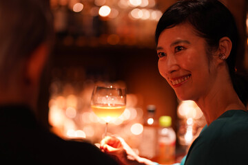 バーでお酒を飲む夫婦