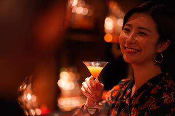 バーでお酒を飲む女性