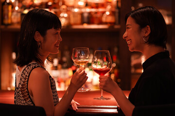 バーでお酒を飲む女性