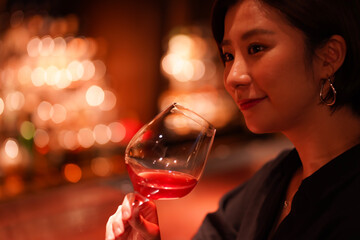 バーでお酒を飲む女性
