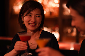 バーでお酒を飲む女性