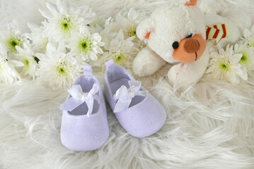 Babyschuhe mit Plüschtier