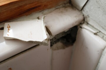 地震によって割れたタイル