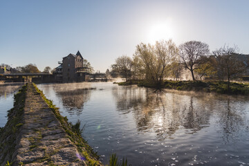Fototapeta na wymiar la porte du moulin à farine et du barrage au-dessus de la vilaine fluviale en Bretagne
