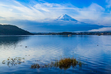朝の富士山　山梨県富士河口湖町の河口湖畔にて