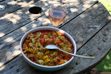 Plat de légumes cuisinés et verre de vin