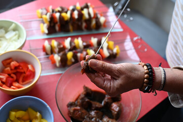 Préparation des brochettes de viande de boeuf et légumes