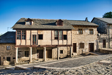 Arquitectura tradicional y antigua en el barrio antiguo de la villa Puebla de Sanabria, provincia de Zamora, España © David Andres