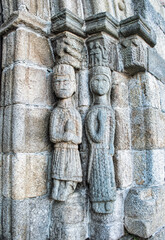 Primer plano esculturas estilo románico portada iglesia Santa María del Azogue en Puebla de Sanabria, España