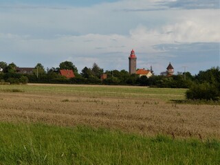 Fototapeta na wymiar Leuchtturm Dahmeshöved mit abgeernteten Feldern in Dahme an der Ostsee