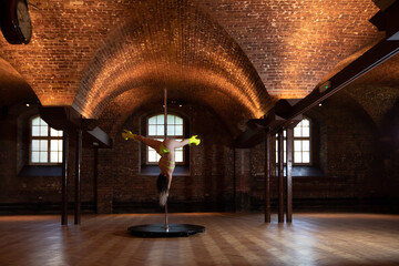 Pol dance dancers in a big room