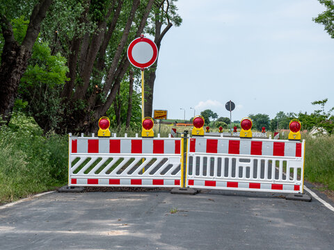 Stra&szlig;e ist gesperrt durch eine Baustelle