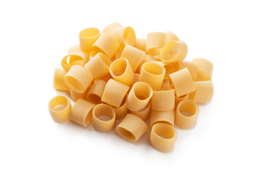 Mezzi paccheri, pasta tradizionale della cucina Italiana isolata su fondo bianco 