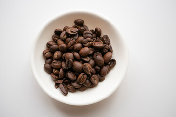 お皿に乗ったコーヒー豆