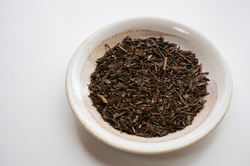 お皿に乗ったほうじ茶の茶葉