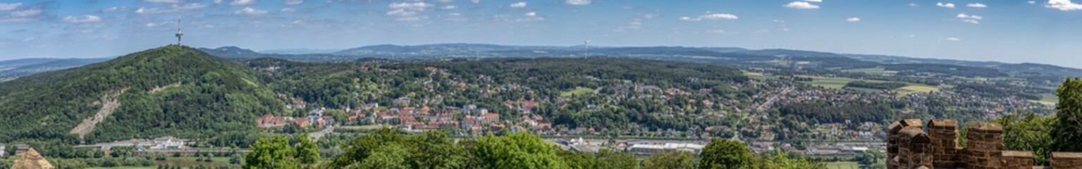 Fototapeta na wymiar Panorama Blick vom Kaiser-Wilhelm-Denkmal Richtung Porta-Kanzel / Hausberge / Porta Westfalica im Sommer 2021