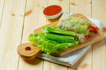 Obraz na płótnie Canvas cabbage with delicious dipping sauce,Suki roll.