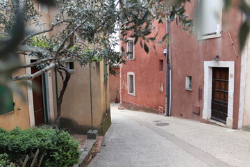 Fototapeta na wymiar View of the city of Roussillon