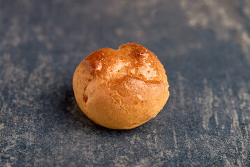 Small round cake of thin dough filled with cream.