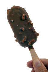 Bâtonnet glacé au chocolat tenu en main en gros plan sur fond blanc