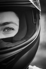 Junge Frau mit Motorradhelm