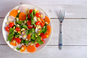 Vegetable salad is beneficial to the body and popular to eat.