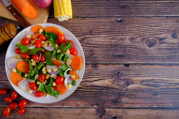 Vegetable salad is beneficial to the body and popular to eat.