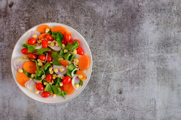 Vegetable salad is beneficial to the body and popular to eat.