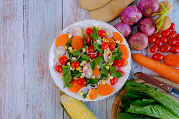 Vegetable salad is beneficial to the body and popular to eat.