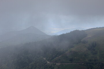 Brouillard au-dessus des montagnes dans la forêt de Sarrancolin dans les Pyrénées en France