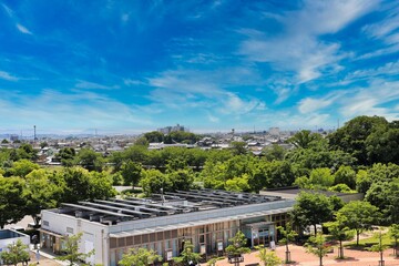 晴れた日に高台から眺めた街の風景