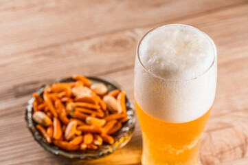 ビール　ビールと柿ピー