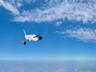 Fototapeta na wymiar Airplane flying in the blue sky 