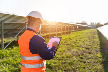 Inspector examination of photovoltaic modules using a thermal imaging camera