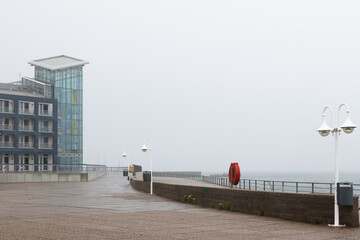 Auf Helgoland ist bei Regen niemand auf der Straße.