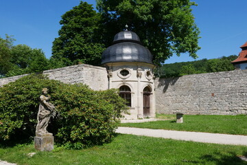 Abteigarten Kloster Ebrach mit barockem Pavillon, Mauer und Skulptur