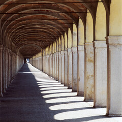 Comacchio, Ravenna. Colonnato del Santuario di Santa Maria in Aula Regia - obrazy, fototapety, plakaty