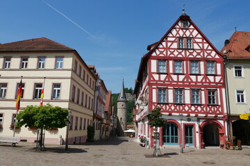 Fototapeta premium Fachwerkhäuser Marktplatz und Maingasse mit Turm Maintor in Karlstadt am Main