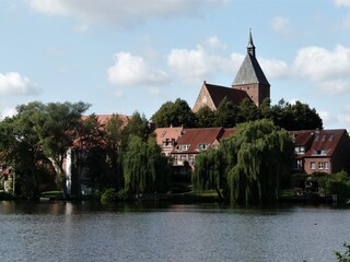 Fototapeta na wymiar Blick auf die Altstadt in Mölln / Lauenburg mit St.-Nicolai-Kirche vom Stadtsee aus 